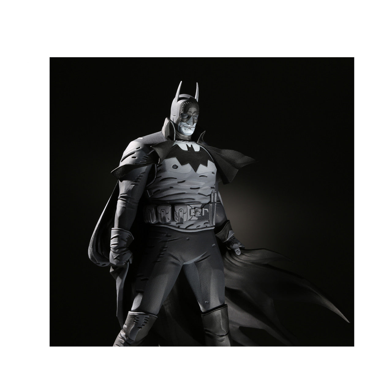 Batman Schwarz & Weiß: Batman von Mike Mignola 1:10 Resin Statue von Mcfarlane